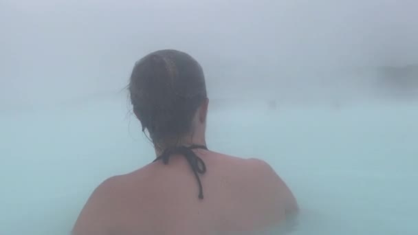 位于雷克雅未斯半岛Grindavk附近熔岩场的蓝色泻湖 Bla Lni 地热温泉冰岛 水有乳白色的蓝色阴影是因为它的二氧化硅含量高 女人们在蒸汽中游泳 — 图库视频影像
