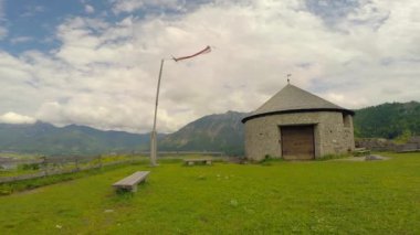 Avusturya 'nın Reutte kentindeki Ehrenberg Kalesi harabeleri (Burgruine Ehrenberg). Ortaçağ kalesi, savunma duvarları, yüksek kuleleri ve bir sürü tarihi var. Gotik kale kompleksi imparatorların ve kralların eviydi..