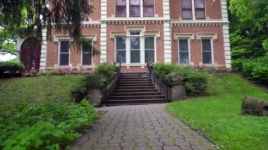 New Ulm, Minnesota: August Schell Bira Şirketi, Alman göçmen August Schell tarafından 1860 yılında kuruldu. Amerika 'nın en eski ikinci aile bira fabrikasıdır. Ev, bahçe ve bahçeler.