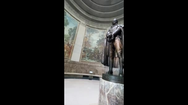 インディアナ州ビンセンズ ジョージ ロジャース クラーク国立歴史公園 ジョージ ロジャース クラークのブロンズ像ヘルモン アトキンス マクニールがクラーク記念館の中心を支配している エズラ — ストック動画