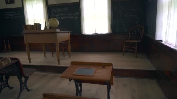アイオワ州ウェストブランチにあるハーバート フーヴァー国立史跡は アメリカ合衆国第31代大統領のハーバート フーヴァーの生涯を記念している 1853年に建てられた校舎の内部 一つの教室 — ストック動画
