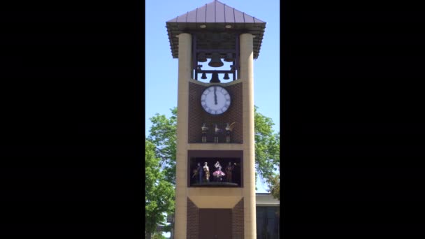 미네소타 New Ulm Minnesota Glockenspiel 은활기찬 인물을 공연하는 높이의 타워이며 — 비디오