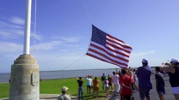 Charleston South Carolina American Flag Being Lowered Visitors Assist Rangers — Stock Video