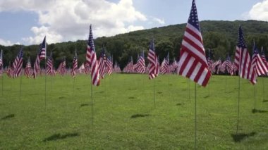 Kennesaw Dağı Ulusal Savaş Parkı, Georgia: 11 Eylül onuruna 9-11 Bayrak Sahası. Terörizm saldırılarının her kurbanı için bir bayrak. İç Savaş Atlanta Sefer Alanı.