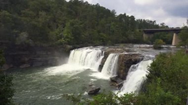 Fort Payne, Alabama yakınlarındaki Gözcü Dağı 'nın tepesindeki Little River Canyon Ulusal Koruma Alanı ülkenin en uzun dağlık nehrini korur. Küçük Nehir Şelaleleri. 