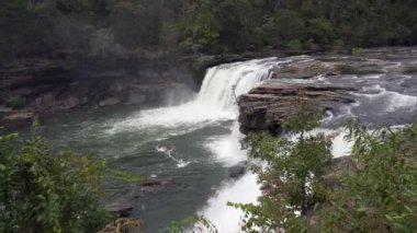 Fort Payne, Alabama yakınlarındaki Gözcü Dağı 'nın tepesindeki Little River Canyon Ulusal Koruma Alanı ülkenin en uzun dağlık nehrini korur. Küçük Nehir Şelaleleri. 