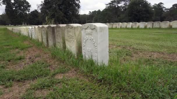 ジョージア州アンダーソンビル アンダーソンビル国立墓地軍事墓地は アンダーソンビル南北戦争捕虜収容所のトレンチ埋葬から始まった 退役軍人のための活発な墓地です — ストック動画