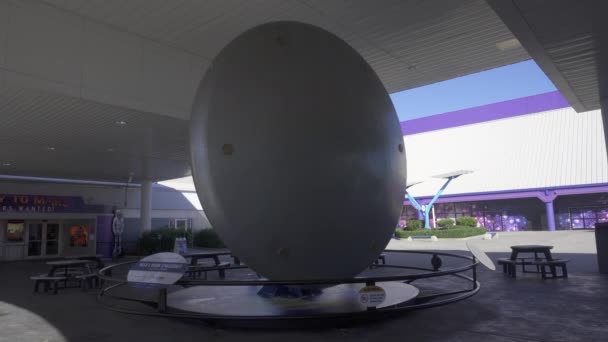 フロリダ州ケープ カナベラル ケネディ宇宙センターに展示されているオリオン クルーのカプセル オリオンは Nasaのアルテミス計画で使用される部分的に再利用可能な乗組員の宇宙船であり 月に戻ることを目標としています — ストック動画