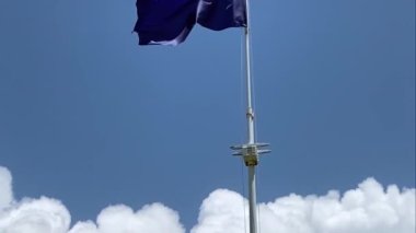 Moultrie Bayrağı ya da Özgürlük Bayrağı Amerikan Bağımsızlık Savaşı 'nda dalgalandı. Albay William Moultrie tarafından yaptırıldı. Fort Moultrie Ulusal Tarih Parkı Sullivan 's Island, Güney Carolina.