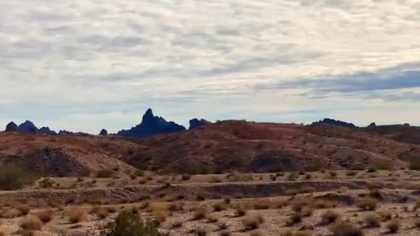 カリフォルニア州とアリゾナ州の国境でルート66近くの州間高速道路40号線で運転する モハブ砂漠とハバス国立野生生物保護区 — ストック動画