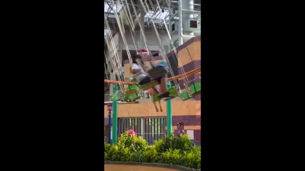 明尼苏达州布隆明顿 后心型旋转木马 Backyardigans Swing 是一个在美国购物中心Nickelodeon Universe运营的秋千之旅 — 图库视频影像