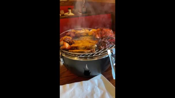 Barbeque Integrated Inc 的Smokey Bones Bar Fire Grill 是一种烤肉混合烤架 上面有烟熏骨头菜单上最受欢迎的烤肉 — 图库视频影像