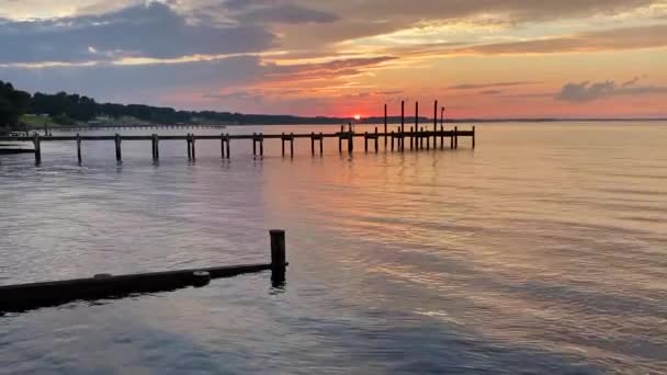バージニア州東部のチェサピーク湾に流れるラッパハノック川に沈む太陽の経過 — ストック動画