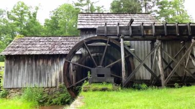 Ağır çekim. Blue Ridge Parkway 'deki Mabry Mill. Ed ve Lizzy Mabry mısır öğütmek için bir değirmen inşa ettiler ve kereste gördüler. Parkway boyunca popüler ve resimli bir yer.. 