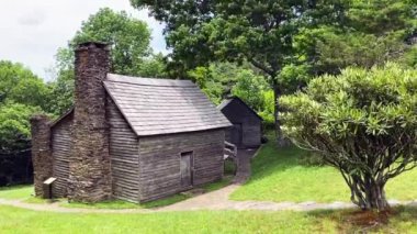 Blue Ridge Parkway 'deki Brinegar Kulübesi. Kulübe Martin Brinegar tarafından yapıldı ve ziyaretçilerin dağ yaşamını görebileceği otantik bir dağ evi.. 