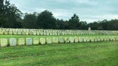 Andersonville, Georgia -2023: Andersonville Ulusal Mezarlığı askeri mezarlığı Andersonville İç Savaş esir kampından siper kazılarıyla başladı. Askeri gaziler için aktif bir mezarlık.. 