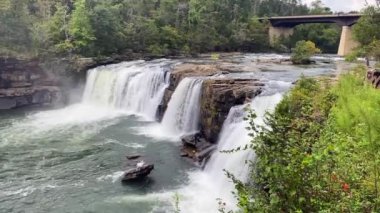 Fort Payne, Alabama yakınlarındaki Gözcü Dağı 'nın tepesindeki Little River Canyon Ulusal Koruma Alanı ülkenin en uzun dağlık nehrini korur. Küçük Nehir Şelaleleri. 