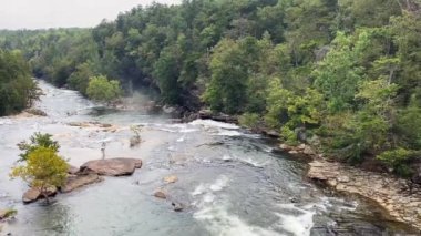 Fort Payne, Alabama yakınlarındaki Gözcü Dağı 'nın tepesindeki Little River Canyon Ulusal Koruma Alanı ülkenin en uzun dağlık nehrini korur. Küçük Nehir Şelaleleri. 