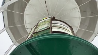 Fresnel lensler deniz fenerinde dönüyor. Ponce de Leon Inlet Light, Florida 'nın Ponce de Len körfezinde yer alan bir deniz feneri ve müzedir..