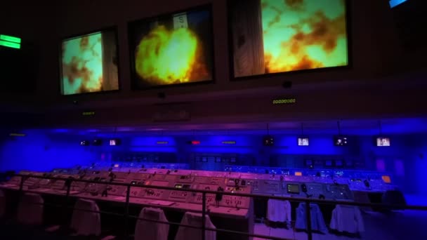 ケネディ宇宙センター フロリダ アメリカ 2023 アポロ ファイリングルームシアター アポロ8号とサターンVムーンロケットのカウントダウンを体験してください アポロの打ち上げ時に使用される実際のコンソール — ストック動画