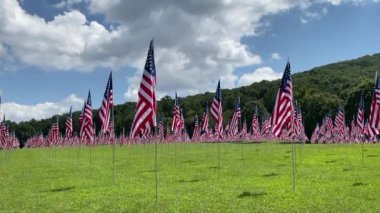 Kennesaw Dağı Ulusal Savaş Parkı, Georgia: 11 Eylül onuruna 9-11 Bayrak Sahası. Terörizm saldırılarının her kurbanı için bir bayrak. İç Savaş Atlanta Sefer Alanı.