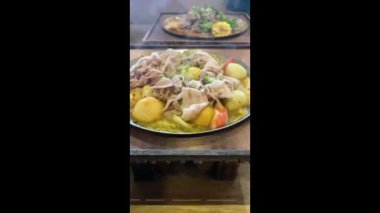 Lezzetli Ot, Tayvan bireysel güveç zinciri. Amerika ve Kanada 'daki yerler. Biftek ve körili yahni çorbası (Shabu Shabu, huo guo, çorba ve vapur) pirinç ile servis edilir.. 