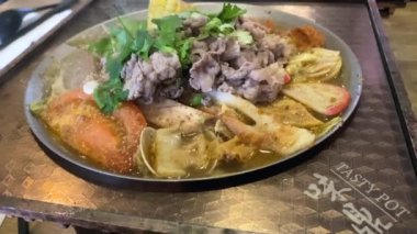 Lezzetli Ot, Tayvan bireysel güveç zinciri. Amerika ve Kanada 'daki yerler. Biftek ve körili yahni çorbası (Shabu Shabu, huo guo, çorba ve vapur) pirinç ile servis edilir.. 
