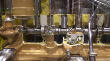 Waterloo, Iowa John Deere Traktör ve Motor Müzesi. 531 motorunun görüntüsü, Model 5020 için güç kaynağı, John Deere tarafından tasarlanan ilk büyük blok motoru. Tekerlek, krank mili, vanalar..