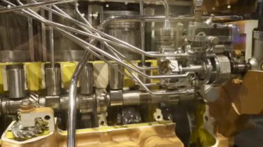 Waterloo, Iowa John Deere Traktör ve Motor Müzesi. 531 motorunun görüntüsü, Model 5020 için güç kaynağı, John Deere tarafından tasarlanan ilk büyük blok motoru. Tekerlek, krank mili, vanalar..