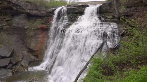 Brandywine Falls Dari Brandywine Creek Anak Sungai Dari Sungai Cuyahoga — Stok Video