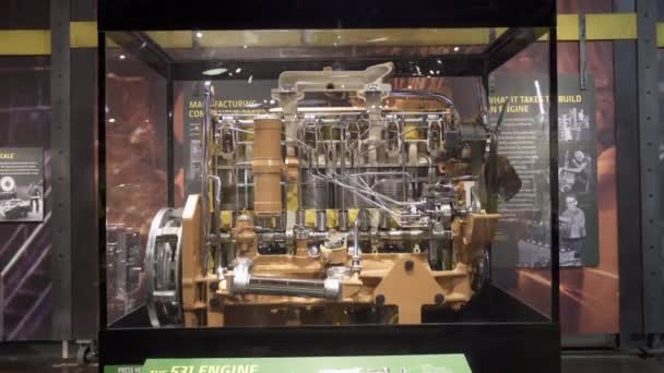 滑铁卢 爱荷华州 约翰迪尔拖拉机和发动机博物馆 展示531型发动机 5020型动力室 John Deere 设计的第一台大型方块发动机 我的电影 — 图库视频影像