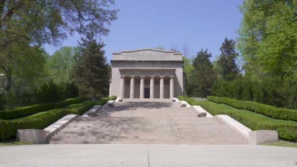 Hodgenville Kentucky Abraham Lincoln Birthplace National Historical Park 林肯家倒塌的春天农场 为纪念林肯生一百周年而建的纪念楼 — 图库视频影像