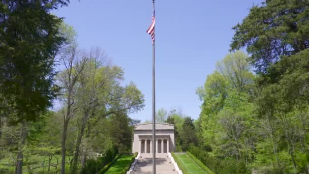 ケンタッキー州ホジンビル エイブラハム リンカーン生誕国立歴史公園 リンカーン家のシンキングスプリングファームの場所でリンカーンが生まれた100周年記念建物 — ストック動画