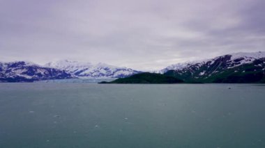 Hubbard Buzulu (Lingt: St 'Tlein), WrangellSt' de bulunan bir buzuldur. Alaska 'nın doğusunda Elias Ulusal Parkı ve Koruma Alanı. Dischantment Bay 'deki buzulun son durağı.. 