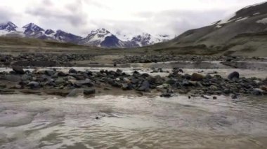 Nehir, Katmai Ulusal Parkı 'ndaki On Bin Duman Vadisi' nden geçiyor ve Alaska 'da korunuyor. Dağlar arasındaki vadi 1912 'deki Novarupta patlamasından kalan küllerle doludur. Kül erozyonu