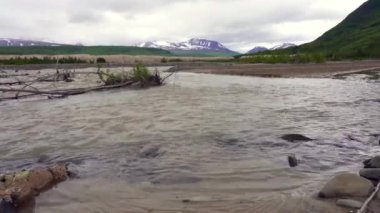 Nehir, Katmai Ulusal Parkı 'ndaki On Bin Duman Vadisi' nden geçiyor ve Alaska 'da korunuyor. Dağlar arasındaki vadi 1912 'deki Novarupta patlamasından kalan küllerle doludur. Kül erozyonu