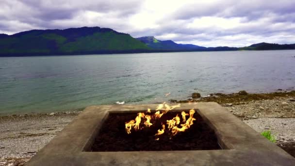 Icy Strait Point Hoonah Alaska Feuerstelle Und Felsiges Ufer Der — Stockvideo