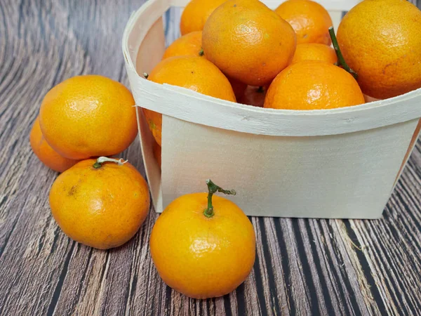 Pas Geplukte Verse Sinaasappelen Uit Boom — Stockfoto