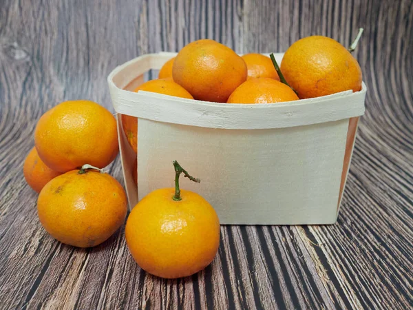 木から新鮮なオレンジを摘んだ — ストック写真