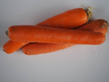 Beyaz arka planda taze havuç.