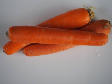 Beyaz arka planda taze havuç.