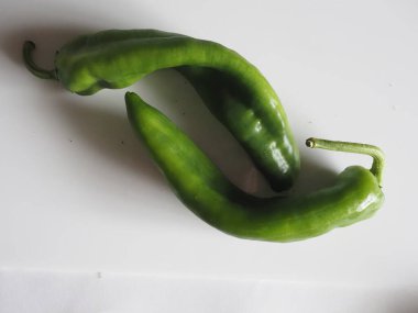 Beyaz arkaplanda yeşil biber