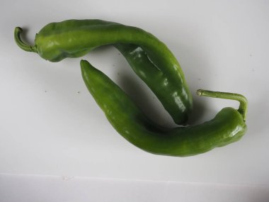 Beyaz arkaplanda yeşil biber