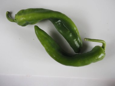 Beyaz arkaplanda yeşil biber