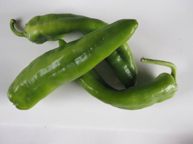 Beyaz arkaplanda yeşil biber