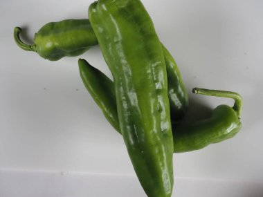 Beyaz arkaplanda yeşil biber