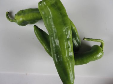 Beyaz arkaplanda yeşil biber