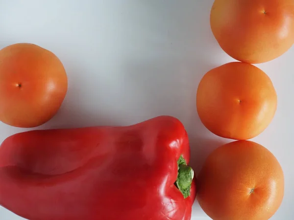 白色背景的新鲜西红柿 — 图库照片
