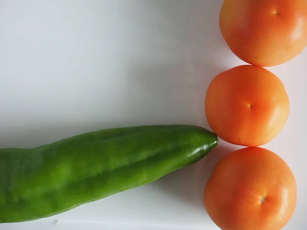 白色背景的新鲜绿色西红柿 — 图库照片