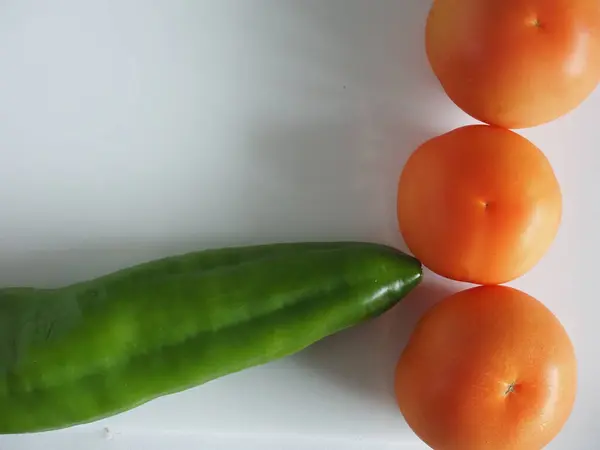 Tomates Vertes Fraîches Sur Fond Blanc — Photo